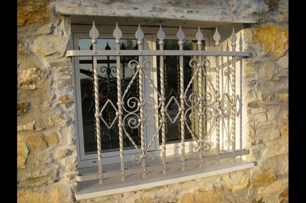 5-Pencerelerinize demir parmaklk taktrn. Camlar kapdan daha kolay alr. Pencerelerinin salam demir parmaklkl olmasna dikkat ediniz.