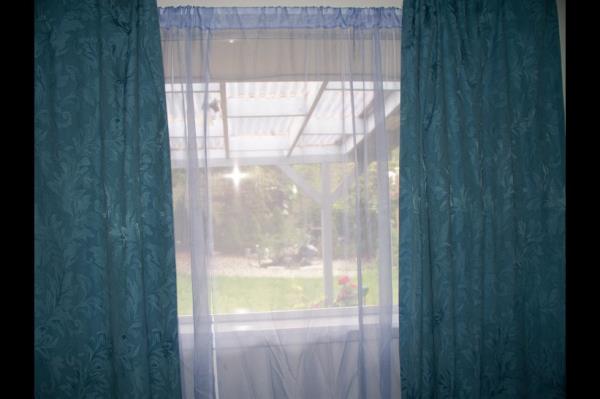 2-Tm perdelerinizi kapatmayn. ayet tm perdelerini kapatp giderseniz daha nc gn evde olmadnz anlalacaktr. Zira tm perdeleri kapal bir ev terk edilmi grnts oluturur. ok gne alan bir oda deilse perdenizi ekmeden evden ayrln.