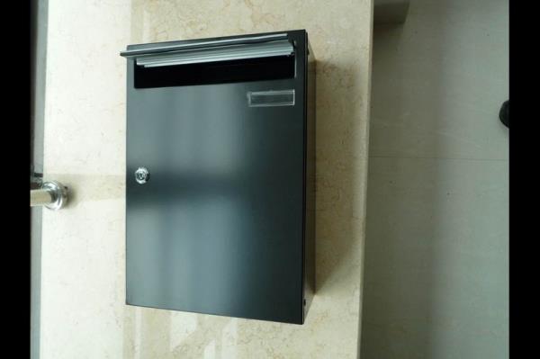 9-Posta kutunuz bo olsun. Tatile gittiinizde veya evinizden uzun sreli ayrldnzda posta kutusunun anahtarn komunuza brakmay unutmaynz. Hrszlar ncelikle posta kutusu dolu (elektrik faturas, su faturas, vb.) olan daireleri seerler.