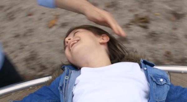 Renkli dnyasnda mutlu bir ekilde hayatn srdren bir kz ocuunun ksa bir sre ierisinde ne hale geldiini gsteren videonun amac, Suriye'de yaayan ocuklarn yaad dram dnyaya ulatrmak.