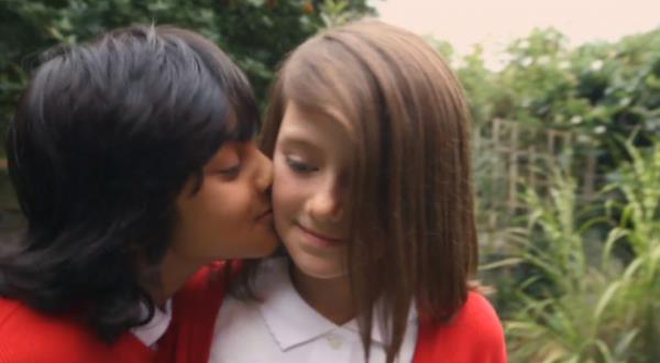 lk grntlerde ailesinin kendisine hazrlad doum gn srprizinin sevincini yaayan kz ocuu, ksa bir sre sonra bombalarn hedefi haline geliyor.