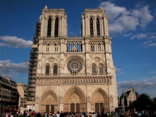 <p><b>13- Notre Dame Katedrali, Paris Fransa</b></p>  Yllk Ziyareti: 13.650.000  <p>En ok ziyareti eken sezonu: Haziran-Austos</p>