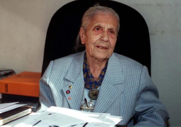 <p>Rafet Angn</p>  lk kadn retmen