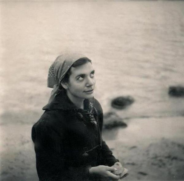 <p>Yldz Moran</p>  lk akademik kadn fotoraf