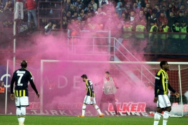 Sizde vicdan yok hepsinin evladi var o atilan madeler birinin canina gelse evlatlarinin aglamasi hosunuza m gidecek Trabzonspor