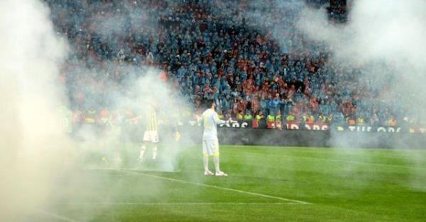 Trabzonspor taraftarnn yapt son derece yanl bir davrant her eyden nce insan sal ama en son konuma itilmi durumda bu gece