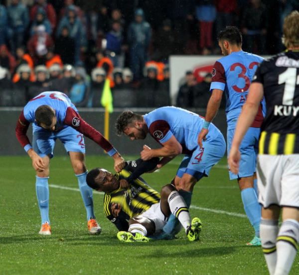 Trabzonspor futbol yerine horon oynasn. Herkes en iyi bildii ii yapmal.