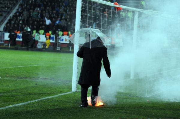 Kendi takm serbest vuru kullanacakken ceza sahasna madde yadrp ma tatil ettiren Trabzonspor taraftar halen statta online.