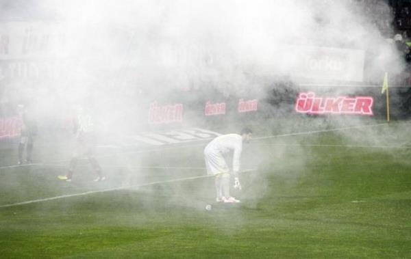 Kimin iine yararki bu sama dmanlk. Futbol d hereyin olduu gecede Trabzonspor'un en byk dman taraftar arasndaki holiganlar