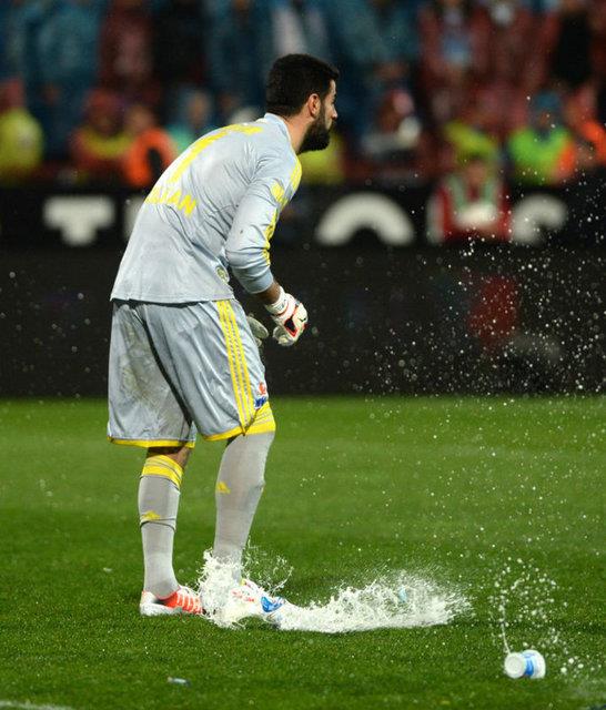 Trabzonspor iyi oynamaya baladkca, taraftar mdahale ediyor. Ersun Yanal'n bile defans taktii bu kadar etkili deil.