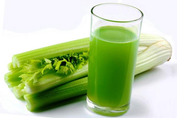 <p><b>Kereviz Suyu </b></p>  Ciddi bir detoks dnyorsanz, bu iecei diyet plannza mutlaka sokun. Kereviz, yaps nedeniyle vcuttaki tm zararl toksinlerin yok olmasn salar. Gzel bir tat katmak iin yapmanz gereken ise ok basit...