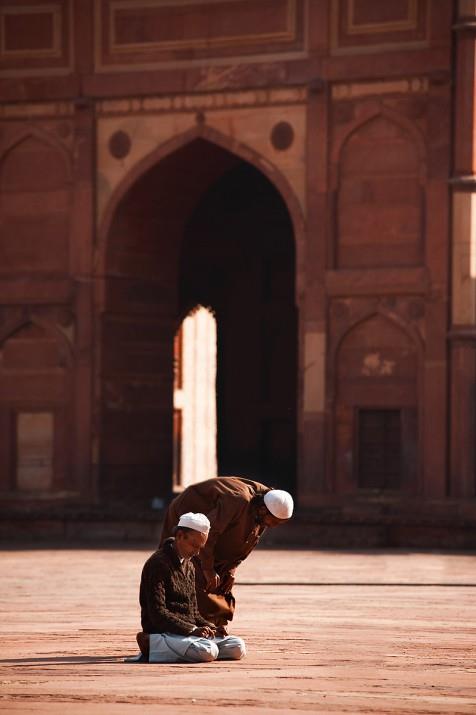"aban aynn on beinci gecesi olduu zaman, gecesinde ibadete kalkn. Ve o gecenin gndznde oru tutunuz. nk o gece gne batnca Allah Tel o andan fecir oluncaya kadar: 'Benden mafiret dileyen yok mu, onu mafiret edeyim. Benden rzk isteyen yok mu, onu rzklandraym. (Bir bel ile) mptel olan yok mu, ona kurtulu vereyim' buyurur."
