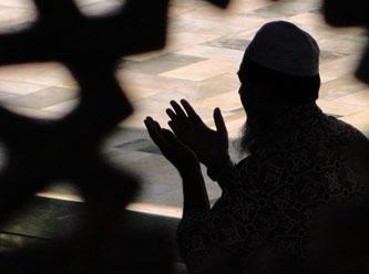 Berat gecesi, Kur'an- Kerim'in Levh-i Mahfuzdan dnya semasna toptan indirildii gecedir. Buna inzal denir. Kadir gecesinde ise Peygambere ilk kez ve para para indirilmeye balanmtr.