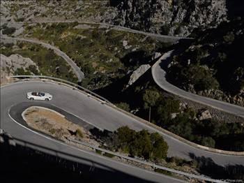 Virajlara dengesiz girmek ve arabann savrulmasna sebep olmak, aracn kendini toparlarken hep daha fazla g harcamasna sebep olur. Viraj giriinde yava, knda da ok gaz vermeden kmak aracnzn performansn bozmamak asndan nemlidir.