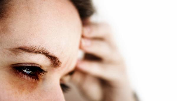 Migren arsnn olumasndan nce kiide uyuukluk, iddetli gz kararmas, keyifsizlik, huzursuzluk grlebilmektedir.