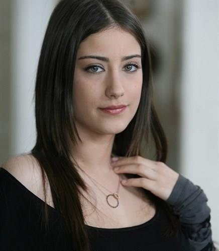 Hazal Kaya 158 cm.