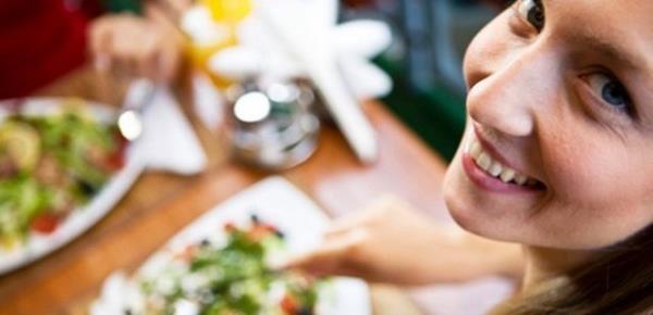 Asla a karnna spor yapmayn. Spordan en az bir saat ncesinde karbonhidrat arlkl; sonrasnda ise protein arlkl hafif gdalarla beslenin.