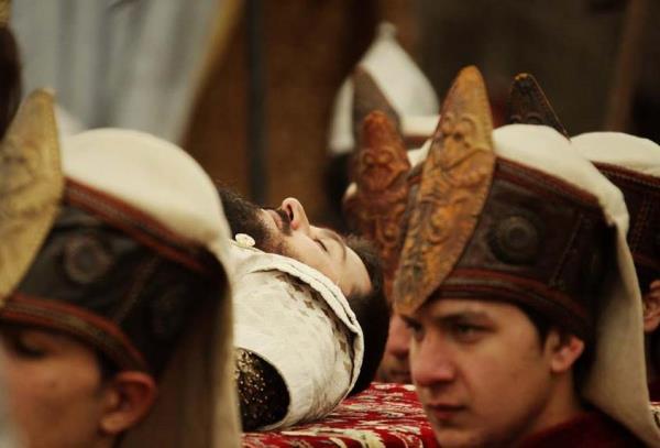 Mehmet Gnsr'n canlandrd 'ehzade Mustafa'nn babas 'Sultan Sleyman' (Halit Ergen) tarafndan bodurularak ldrlmesinden sonra televizyon izleyicisinin 'Muhteem Yzyl'a ilgisi daha da artt.