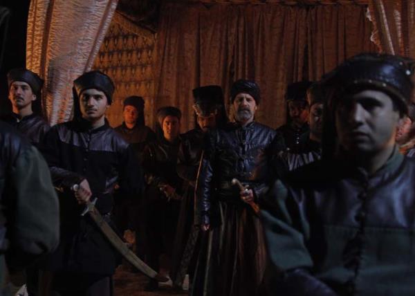 Yenieriler'in ve halkn saraya dayanmasndan sonra korkan 'Mihrimah Sultan' (Pelin Karahan), "Vaktimiz varken buradan ayrlmalydk" diyerek telalanmasna 'Rstem Paa' (Ozan Gven), "Merak etme elbet datrlar apulcular" cevabn verdi.