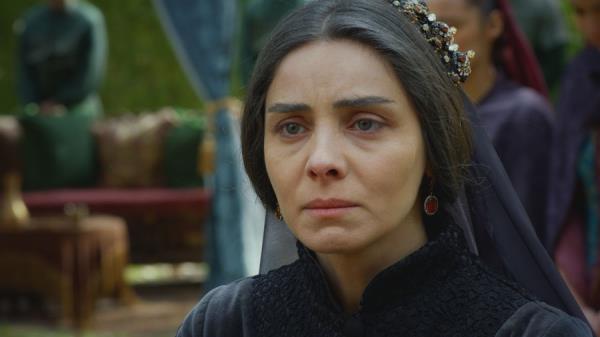 'Talcal'nn (Serkan Altunorak) Sultan Sleyman'n ferman zerine Bursa'daki saraya gitmelerini sylemesi 'Mahidevran Sultan' (Nur Fettaholu), "Yere batsn o zalimin ferman. Allah gn yz gstermesin o evlat katiline...