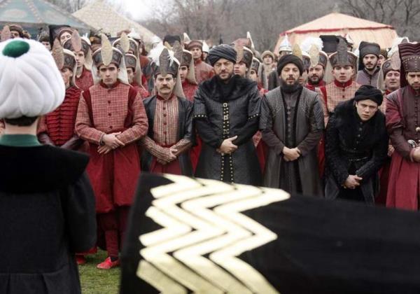 Babakan Recep Tayyip Erdoan'n Gezi Park eylemleri srasnda dzenledii 'Milli iradeye sayg' mitinglerinin slogan olan 'Dik Dur Eilme' cmleside dizide kullanld.