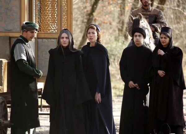 Yenieriler'in ayaklandn syleyen 'Rstem Paa'ya 'Hrrem Sultan' (Vahide Perin), "imdi dik durma vaktidir. Eilmeden, bklmeden bir da gibi karlarna dikilme vaktidir" diyerek karlk veriyor.