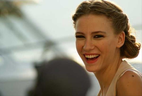 cretine 10 bin lira zam yapan oyuncu, artk blm bana 25 bin TL alyor.