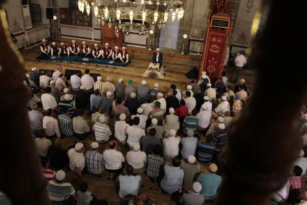 Samsun'da, Berat Kandili dolaysyla vatandalar Byk Cami'de namaz klp dua etti. Diyanet leri Bakanl'nn Korosu ilahiler okudu.