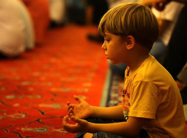 zmir'de Berat Kandili dolaysyla vatandalar Kemeralt'nda bulunan Tarihi Hisar Camisi'nde namaz klp dua etti.