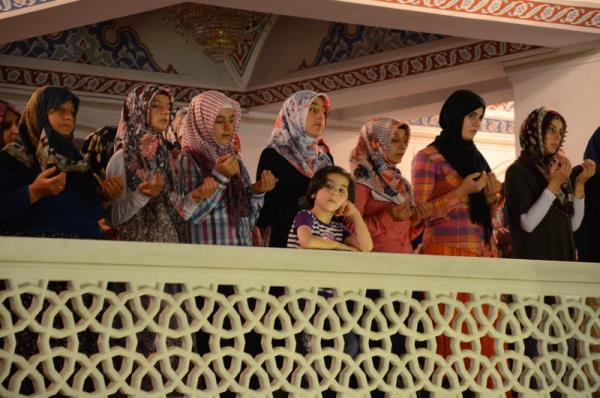 Konya'da Berat Kandili dolaysyla camileri dolduran vatandalar dua etti.