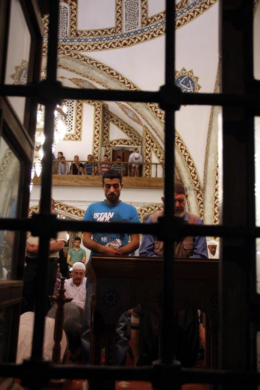 Hatay'da, Ramazan aynn mjdecisi olan ve aban aynn ondrdnc gecesini on beinci gnne balayan Berat Kandili dolaysyla tarihi Habib-i Neccar Camisi bata olmak zere kentteki birok camide kandil program dzenlendi. Habib-i Neccar Camisi'nde dzenlenen programa katlan vatandalar namaz klp, dua etti.