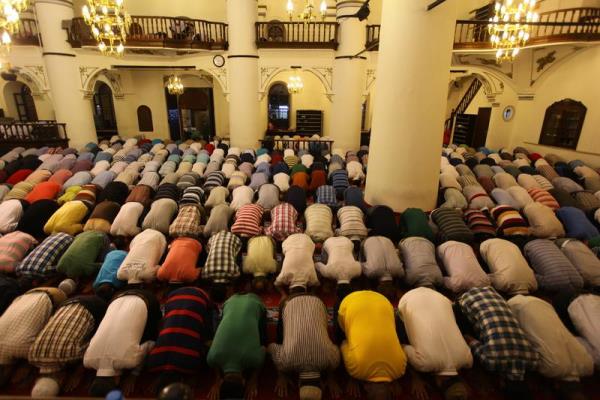 zmir'de Berat Kandili dolaysyla vatandalar Kemeralt'nda bulunan Tarihi Hisar Camisi'nde namaz klp dua etti.