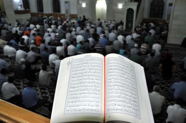 ankr'da Berat Kandili nedeniyle vatandalar, camilerde dzenlenen programlara katlarak, namaz klp dua etti.