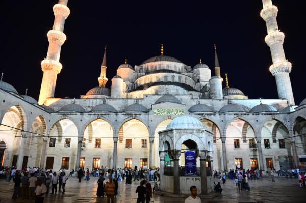 stanbul'da Berat Kandili nedeniyle Sultanahmet Camisi'nde zel bir program dzenlendi.