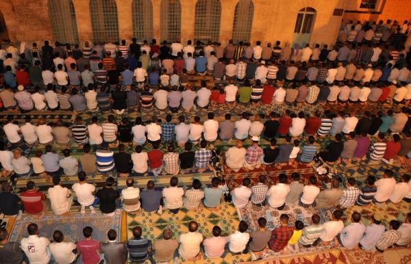 anlurfa'da, vatandalar Berat Kandili dolaysyla camileri doldurdu.