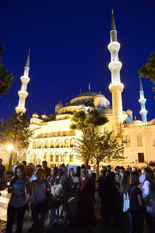 stanbul'da Berat Kandili nedeniyle Sultanahmet Camisi'nde zel bir program dzenlendi. Programa katlan vatandalar, namaz klp dua etti.