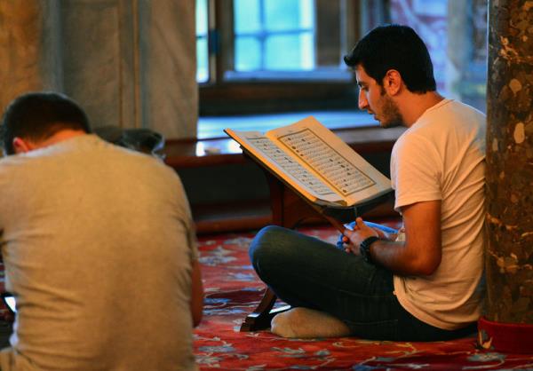 stanbul'da Berat Kandili nedeniyle Sultanahmet Camisi'nde zel bir program dzenlendi. Programa katlan vatandalar, namaz klp dua etti.