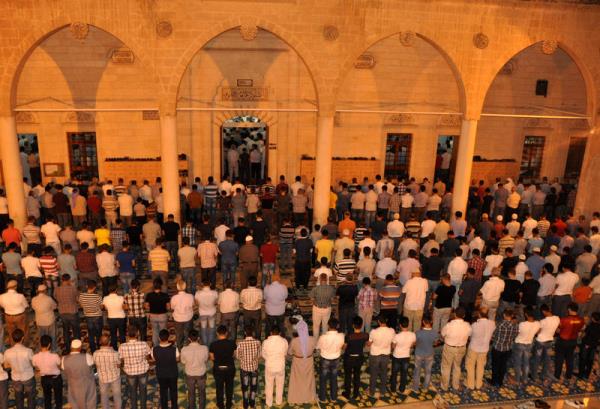 anlurfa'da, vatandalar Berat Kandili dolaysyla camileri doldurdu.