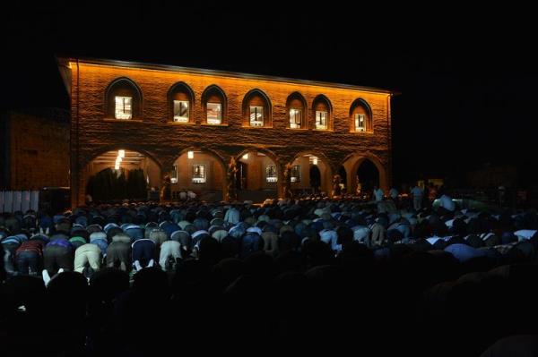 Berat Kandili dolaysyla vatandalar Ankara Hac Bayram Camisini doldurdu.