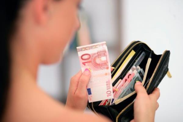 <p><b>alan kadnlara soruldu/Kazandnz paray nasl harcamaktasnz? </b></p>  Paray Eime veriyorum  %42,8   <p>Paray kendi istediim ekilde harcyorum %18,2 </p>  Paray Baba, Anne, Abi veriyorum %16,9   <p>Hanenin borlarn kapatyor %14,3 </p>  Paray ocuuma veriyorum  %7,8