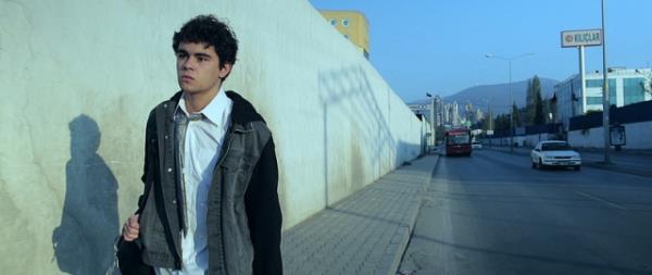 <p><b>Kksz</b></p>  Beklenmedik bir kaypla sarslan bir ailenin, bu kaybn ardndan nasl ba edeceklerini bilemedikleri yeni durumla kar karya kalmalar, aile iindeki erk mcadelesi ve yetersizlik, kalar, iletiimsizlik, sululuk, bunun yaratt fke ve bunalm; aidiyet hissi ve bu hissin yoksunluunun insanlar srkledii ular zerine bir film.