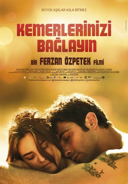 <p><b>Kemerlerinizi Balayn</b></p>  Ferzan zpetek'in ynettii ve Kasia Smutniak, Francesco Arca, Filippo Scicchitano ile Luisa Ranieri'nin oynad Kemerlerinizi Balayn (Allacciate Le Cinture), 14 Mart 2014'de Warner Bros. datmyla AFS Film tarafndan vizyona karlyor.
