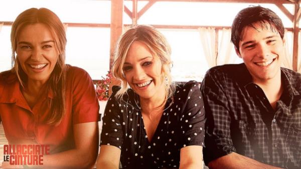 <p><b>Kemerlerinizi Balayn</b></p>  En yakn dostu Fabio da Antonio'dan nefret etmektedir. Ama artk hibiri hayatn kurallarn alt st etme pahasna da olsa duygularna engel olamazlar. Hayatlarnda bundan sonra nyarglara, pimanlklara yer yoktur.