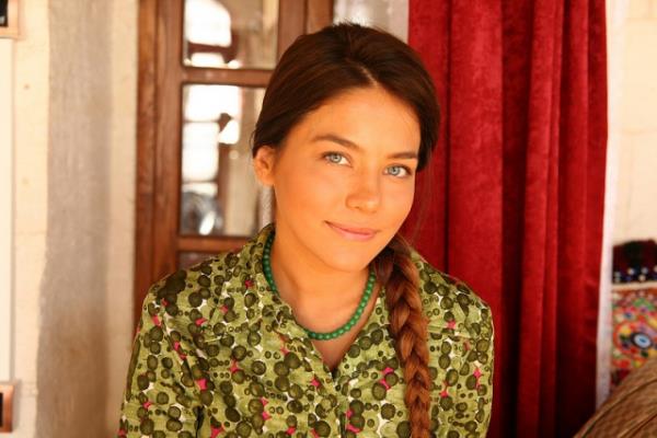 <p><b>Dursun avu</b></p>  1973 yllarnda Adyaman?da yaayan Dursun avu, postaclk yaparak geimini salayan sade bir vatandatr. Olu Abuzer'in Belediye Bakan Reat Aa'nn kzna ak olmas ile iler karr.