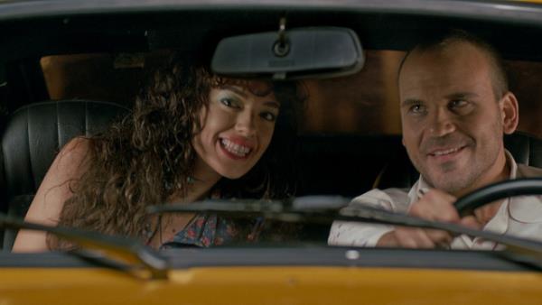 <p><b>Zaman Makinesi 1973</b></p>  Sinirle bana gelenleri eletiren Tolga bir anda havalanan arabas ile kendisini gkyznde bulur ve araba onu kumsala ulatrr. Zaman Makinesi 1973, Tolga'nn gnmzden gemie gidiini ve 1973 senesinde bana gelen olaylar anlatyor.