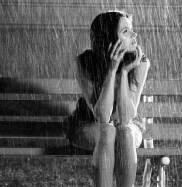 5- Neden insanlar kapal bir alandan yamur yaan alana knca kafalarn eerler? Yamura duyulan saygdan mdr yoksa ondan trstmz iin midir?