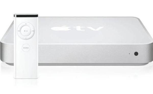 <p><b>Apple TV (1. jenerasyon)</b></p>  HDMI zerinden 720p destei, Intel ilemcisi, Wi-Fi balant gibi iyi zelliklere sahip cihaz, bir takm kstlamalarla geliyordu. Apple TV sadece H.264 veya MP4 videolarn alabiliyordu. iTunes'dan video alabiliyor, ancak film kiralamaya izin verilmiyordu. Ak ise tamamen bilgisayarnzda kurulu iTunes zerinden gerekletiriliyordu.