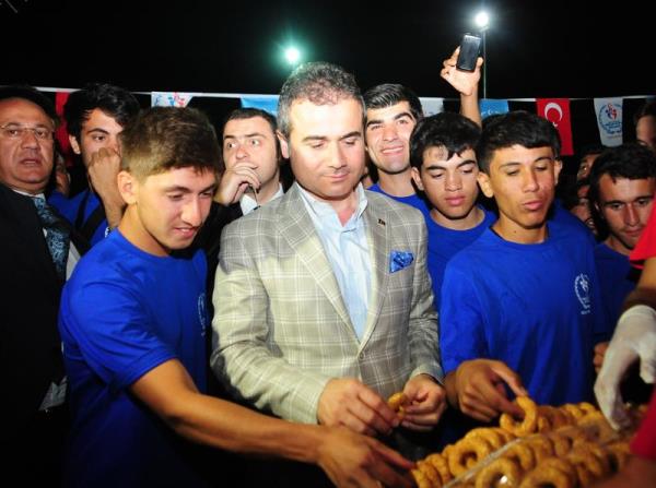 Genlik ve Spor Bakan Suat Kl, Antalya'da Duac Genlik Kamp'n ziyaret ederek genlerle sohbet etti. Kl, genlerle kandil simidi yedi.