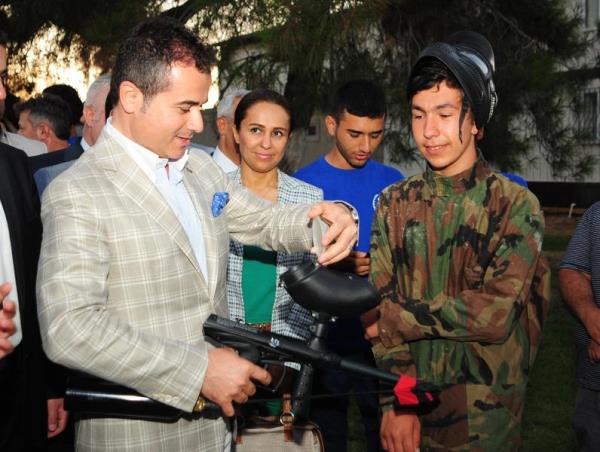 Genlik ve Spor Bakan Suat Kl (Solda) Antalya'da Duac Genlik Kamp'n ziyaret ederek genlerle sohbet etti.