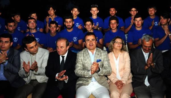 Genlik ve Spor Bakan Suat Kl (Sa 3) Antalya'da Duac Genlik Kamp'n ziyaret etti. Kl, genlerin hazrladklar program izledi.